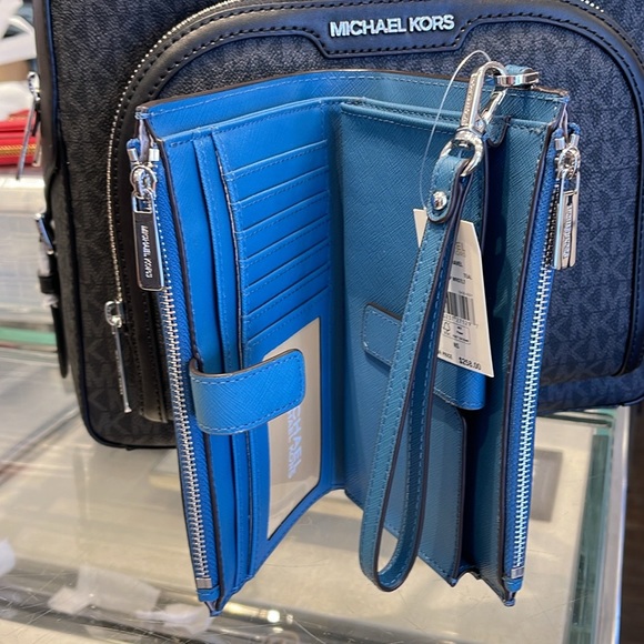 MICHAEL KORS
Jet Set Large Leather Smartphone Wristlet Wallet
Teal
NWT - Picture 9 of 16